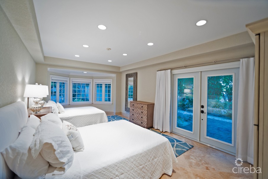 COCONUT WALK -  SEVEN MILE BEACH ESTATE - Image 18