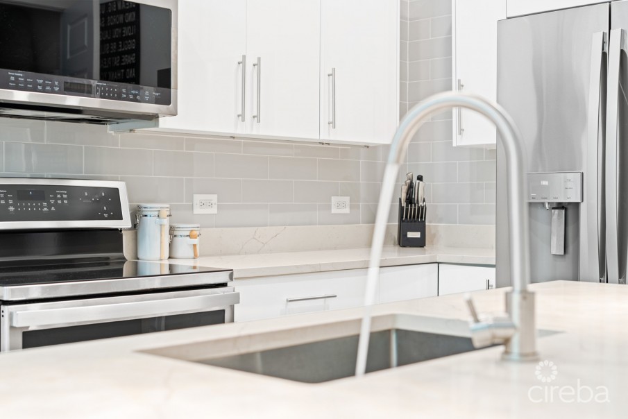 ELEVEN PARC TOWNHOME – PRIME LOCATION IN SEVEN MILE BEACH CORRIDOR - Image 5