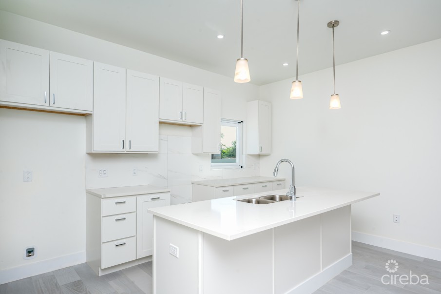 EMERALD POINT 2 BED 2.5 BATH - Image 2