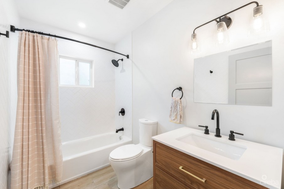 FULLY RENOVATED LOVEDALE FAMILY HOME IN SAVANNAH - Image 9