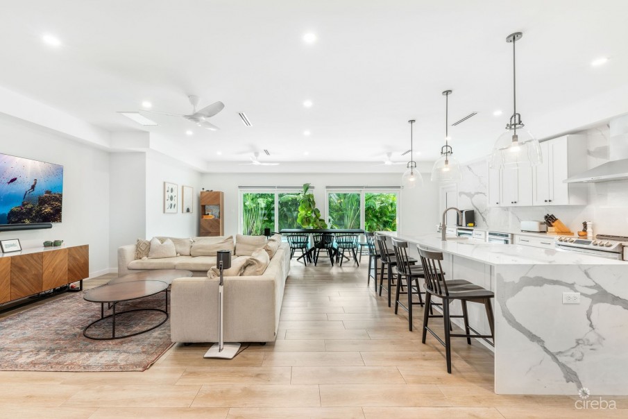 FULLY RENOVATED LOVEDALE FAMILY HOME IN SAVANNAH - Image 2