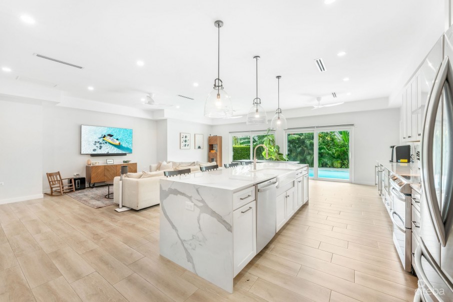 FULLY RENOVATED LOVEDALE FAMILY HOME IN SAVANNAH - Image 4