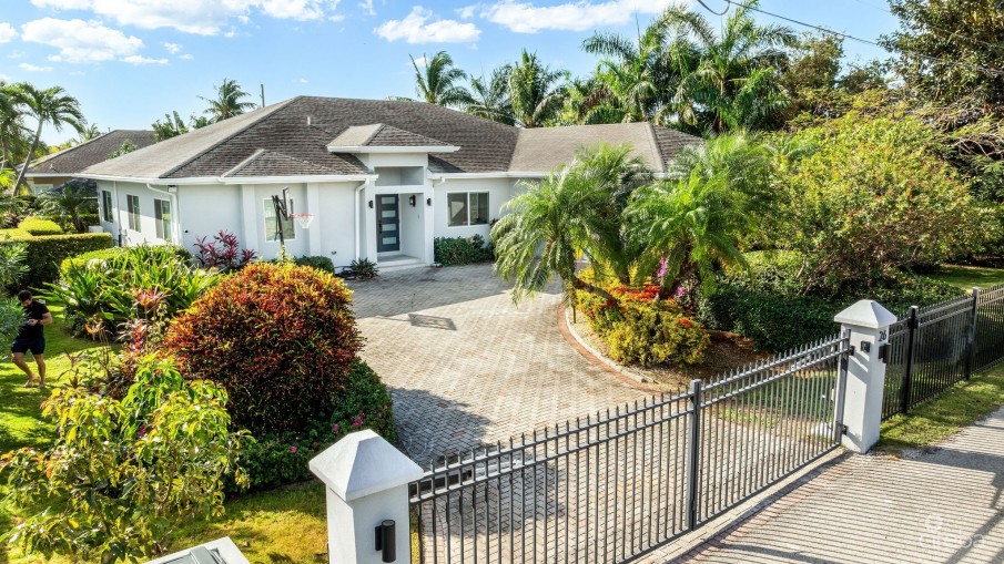 FULLY RENOVATED LOVEDALE FAMILY HOME IN SAVANNAH - Image 1