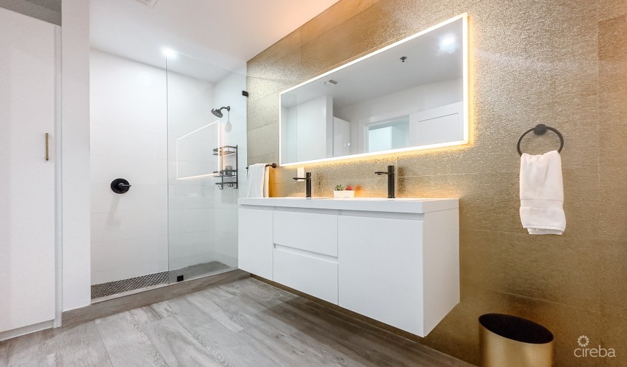GRAND CAYMANIAN PENTHOUSE - CRYSTAL HARBOUR - Image 13