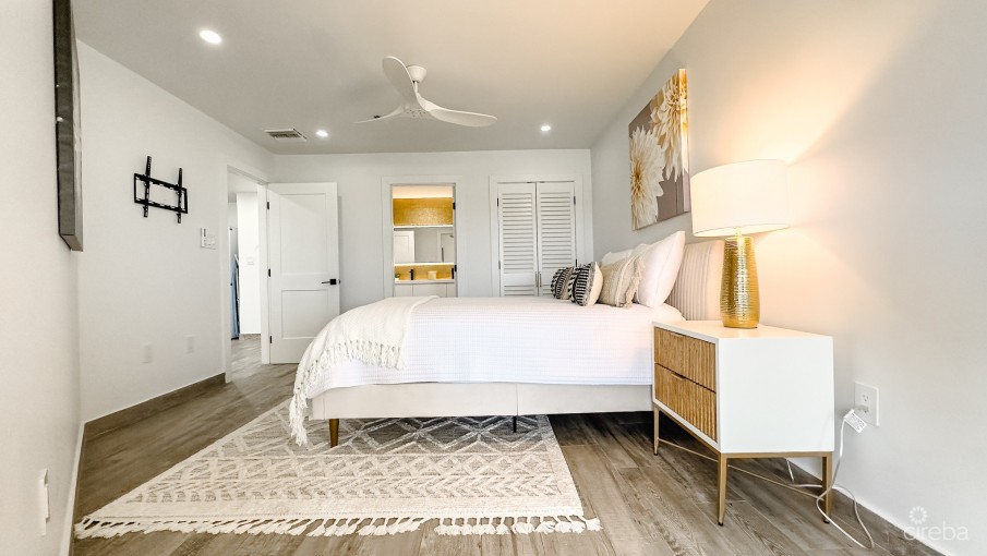GRAND CAYMANIAN PENTHOUSE - CRYSTAL HARBOUR - Image 16