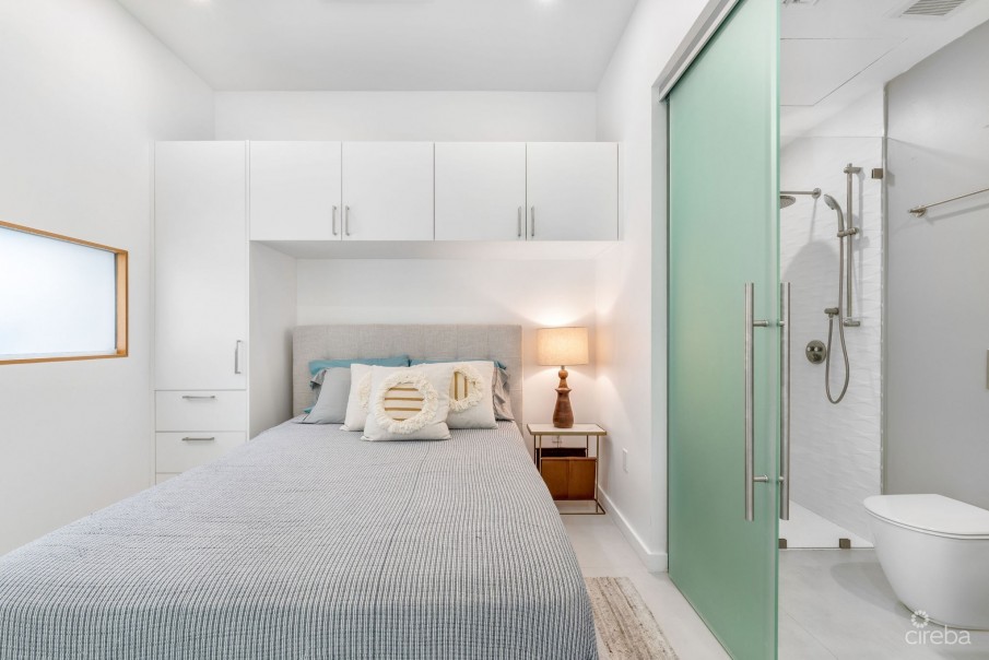 HARBOUR WALK RESIDENCES | CHIC 1-BED - Image 4