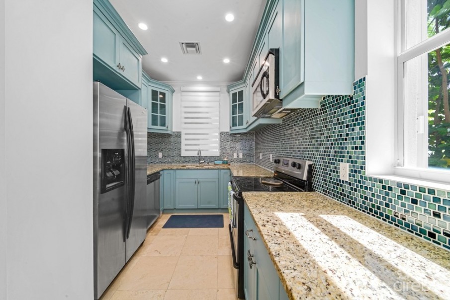 KISHA 105 | 2BDRM WATERFRONT WALKOUT  -COASTAL CHIC CORNER UNIT - Image 4