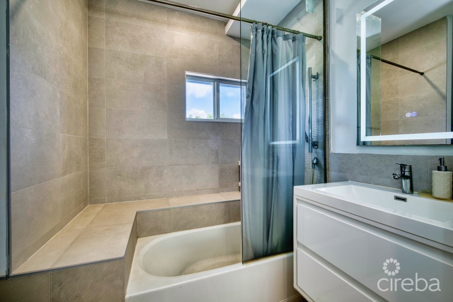 LIGHTHOUSE MANOR #6- CHIC 1-BEDROOM TOWNHOME IN GATED WEST BAY COMMUNITY - Image 3