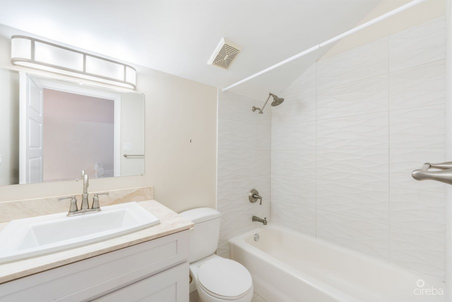 LONGFELLOW CIRCLE 18, BREAKERS FAMILY HOME - Image 25