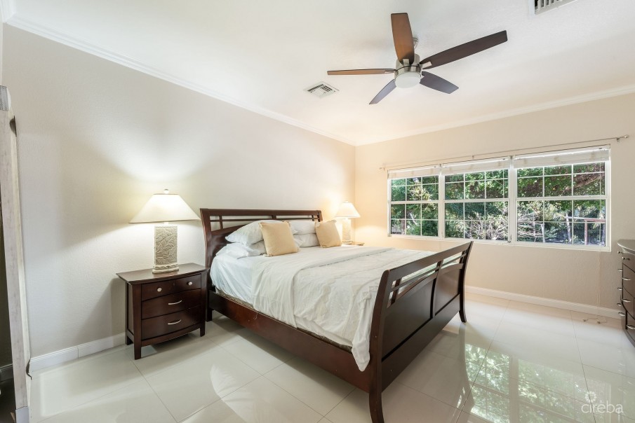 LONGFELLOW CIRCLE 18, BREAKERS FAMILY HOME - Image 12
