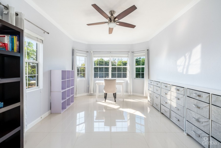 LONGFELLOW CIRCLE 18, BREAKERS FAMILY HOME - Image 26