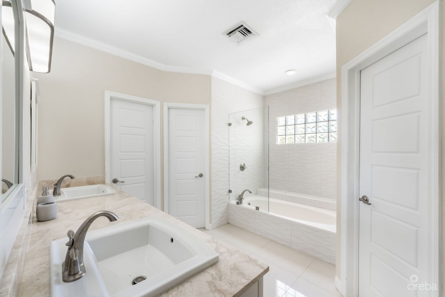 LONGFELLOW CIRCLE 18, BREAKERS FAMILY HOME - Image 13