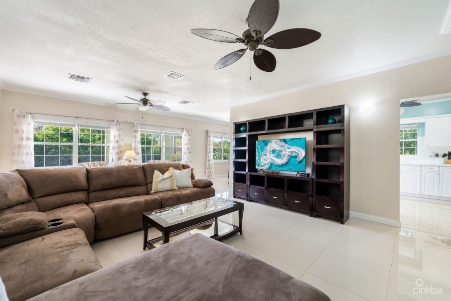 LONGFELLOW CIRCLE 18, BREAKERS FAMILY HOME - Image 2