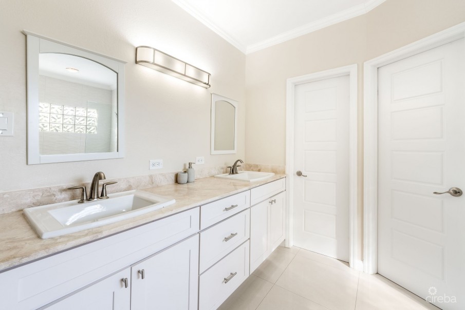 LONGFELLOW CIRCLE 18, BREAKERS FAMILY HOME - Image 14
