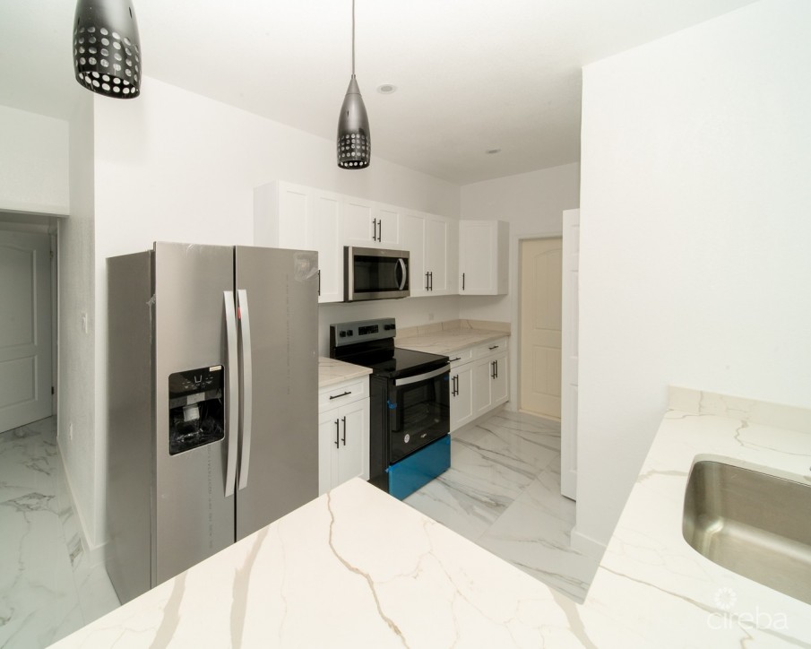 LOVELY  FAMILY HOME - LOOKOUT GARDENS - Image 6