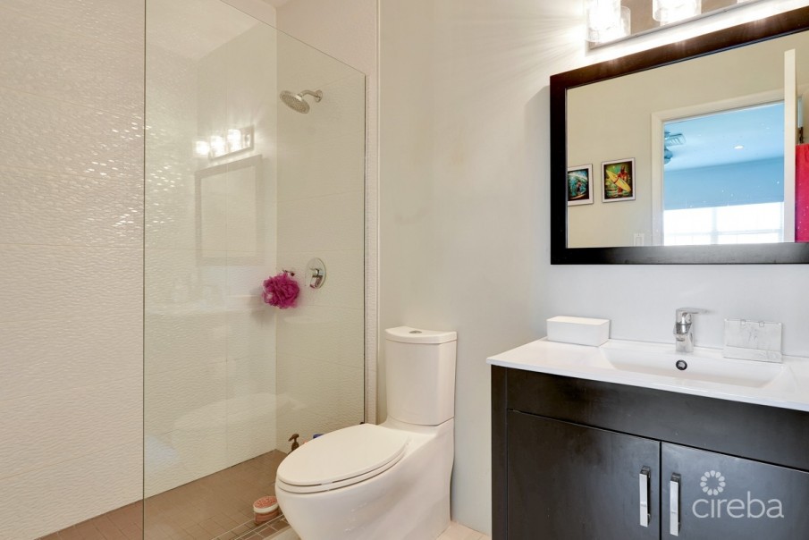 OCEAN CLUB 2 BED 2.5 BATH MODERN TOWN HOUSE - Image 14
