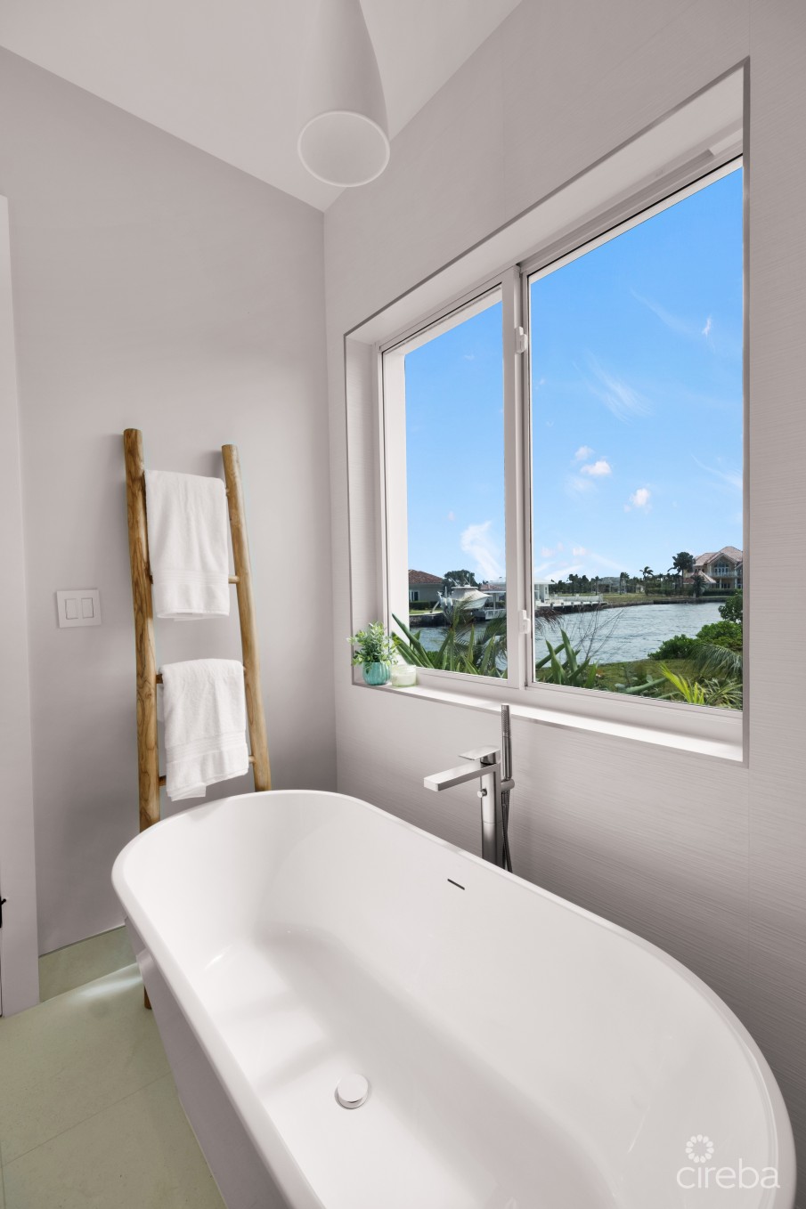 OCEAN LANE  NEWLY BUILT EXECUTIVE HOME - Image 11