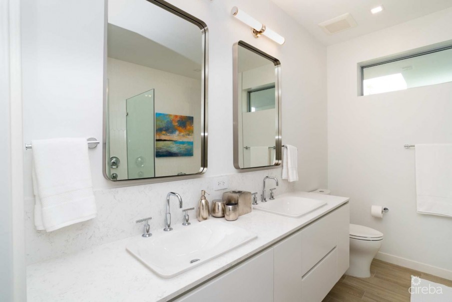 ONE CANAL POINT 512 WITH 30FT BOAT DOCK - Image 10
