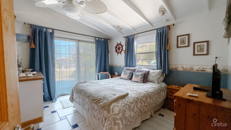 SAVANNAH HOME ON 0.73 ACRE WITH APARTMENT & POOL - Image 17