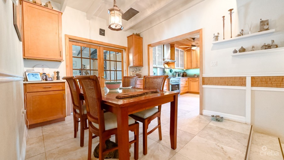 SAVANNAH HOME ON 0.73 ACRE WITH APARTMENT & POOL - Image 8