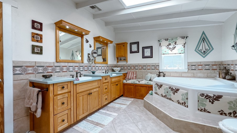 SAVANNAH HOME ON 0.73 ACRE WITH APARTMENT & POOL - Image 12