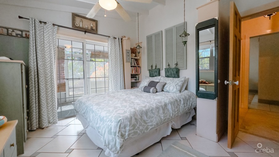 SAVANNAH HOME ON 0.73 ACRE WITH APARTMENT & POOL - Image 14