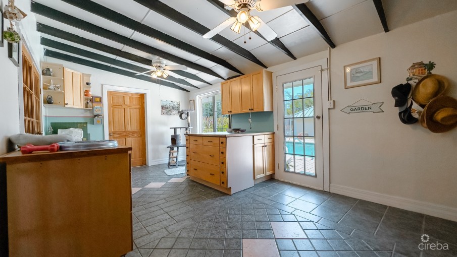 SAVANNAH HOME ON 0.73 ACRE WITH APARTMENT & POOL - Image 9