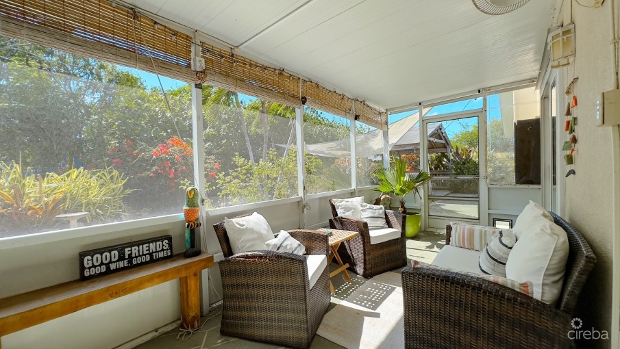 SAVANNAH HOME ON 0.73 ACRE WITH APARTMENT & POOL - Image 16