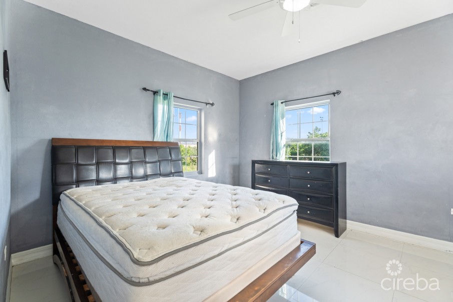 SCHOLARS RETREAT 3-BED END UNIT - Image 12
