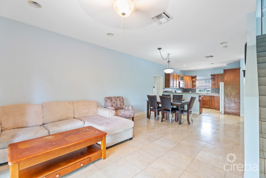SCHOLARS RETREAT 3-BED END UNIT - Image 9