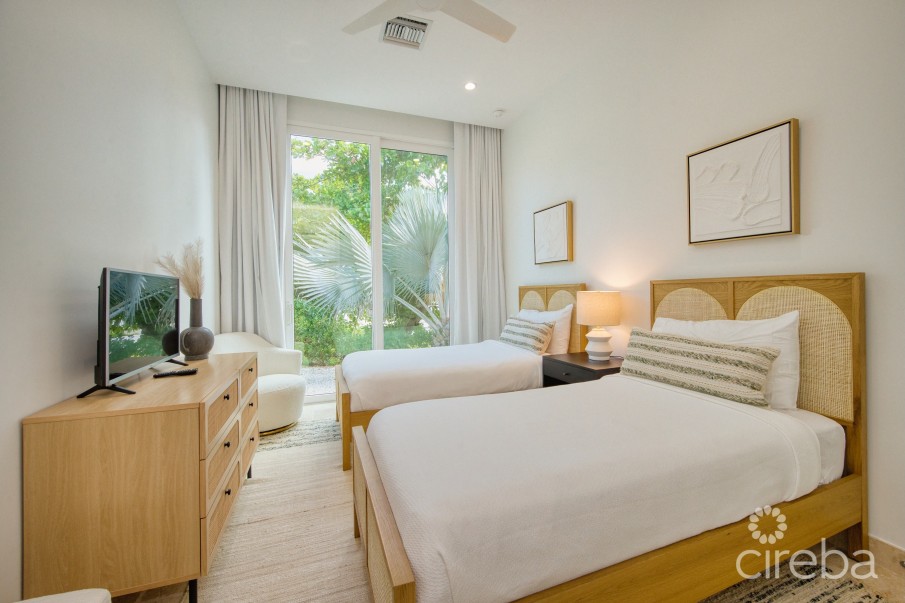 SEASIDE HIDEAWAY - FULLY RENOVATED BEACHFRONT GEM - Image 15