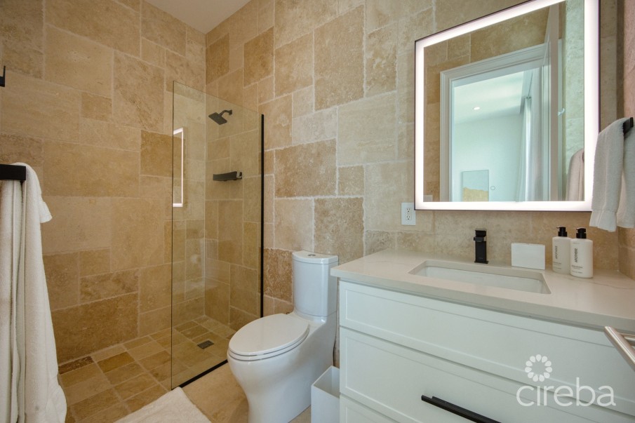 SEASIDE HIDEAWAY - FULLY RENOVATED BEACHFRONT GEM - Image 19