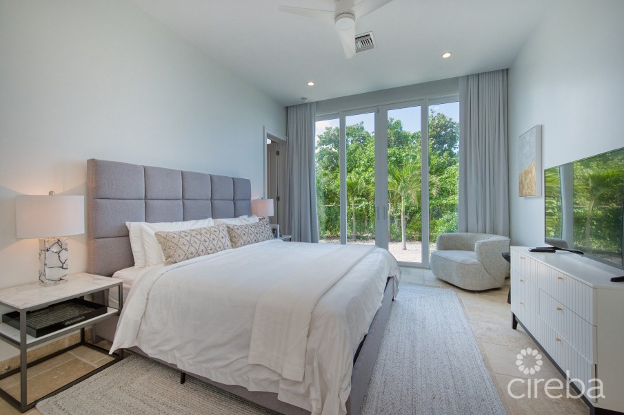 SEASIDE HIDEAWAY - FULLY RENOVATED BEACHFRONT GEM - Image 12