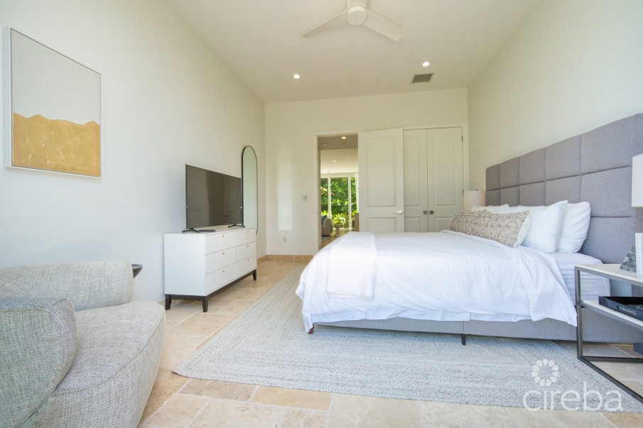 SEASIDE HIDEAWAY - FULLY RENOVATED BEACHFRONT GEM - Image 8