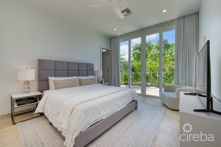 SEASIDE HIDEAWAY - FULLY RENOVATED BEACHFRONT GEM - Image 18