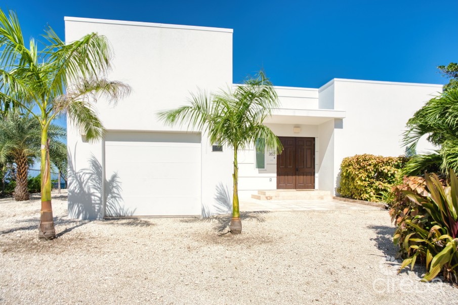 SEASIDE HIDEAWAY - FULLY RENOVATED BEACHFRONT GEM - Image 9