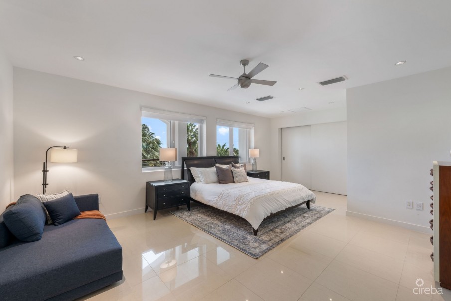 SEAVIEW PENTHOUSE-HARBOURFRONT - Image 42