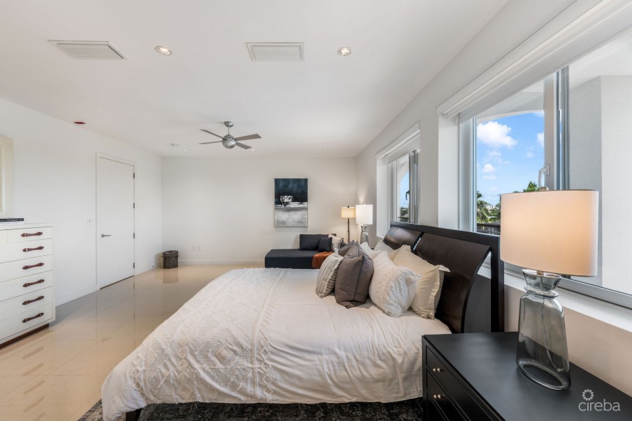 SEAVIEW PENTHOUSE-HARBOURFRONT - Image 43