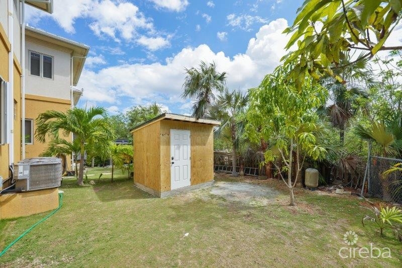 ST JAMES COURT - Image 5