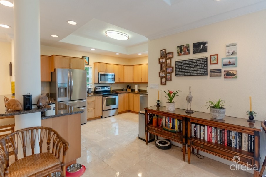 STUNNING SEAFRONT FAMILY HOME WITH POOL – 24 FEET ABOVE SEA LEVEL! - Image 11