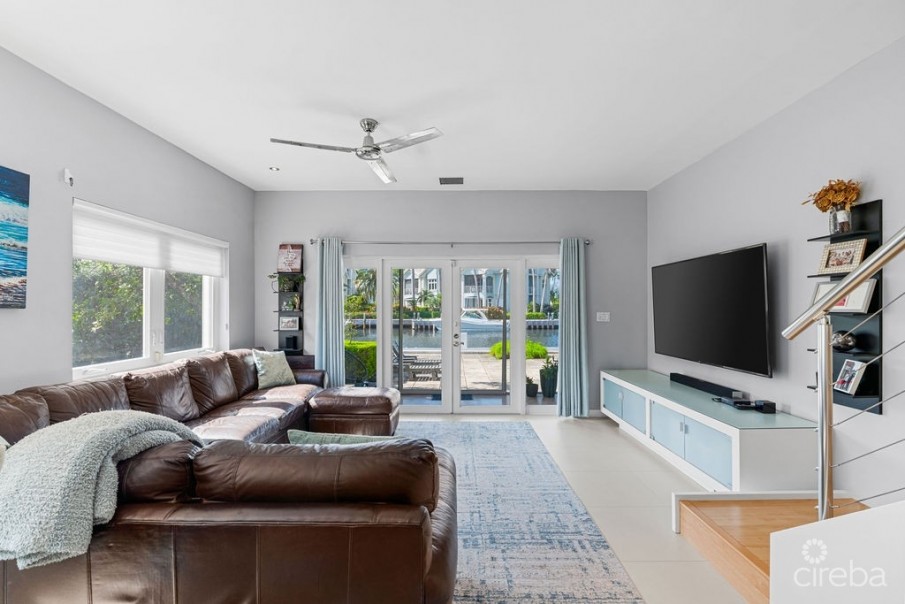 THE GRANGE 1, SNUG HARBOUR TOWNHOME - Image 3