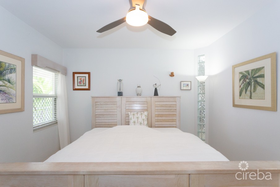 THE PALMS 14, SEVEN MILE BEACH PENTHOUSE - Image 8