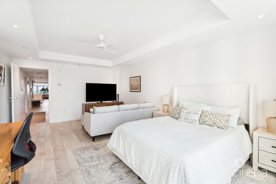 TIDES 4-BED BEACHFRONT CONDO WITH OVERSIZED TERRACE - Image 14