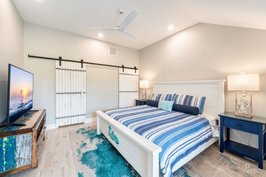 UPGRADED COASTAL ESCAPE CANAL FRONT TOWNHOUSE - Image 10